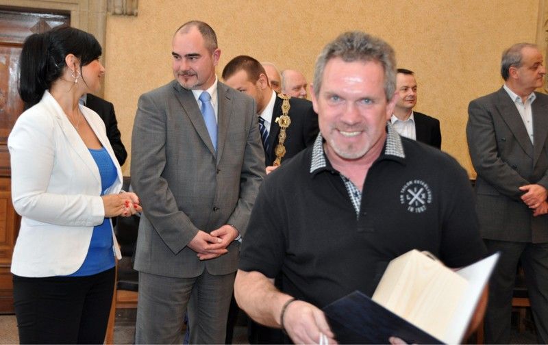 Jednu z posledních chvil, kdy vítězný tým letošního ročníku hokejové extraligy HC Škoda Plzeň byl na dlouhou dobu naposledy pohromadě, využilo vedení města a pozvalo hráče, trenéry a realizační tým na radnici, aby jim za jejich unikátní historické vítězství poděkovalo. (foto: 24.4.2013)