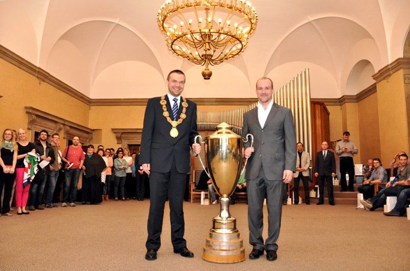 Jednu z posledních chvil, kdy vítězný tým letošního ročníku hokejové extraligy HC Škoda Plzeň byl na dlouhou dobu naposledy pohromadě, využilo vedení města a pozvalo hráče, trenéry a realizační tým na radnici, aby jim za jejich unikátní historické vítězství poděkovalo. (foto: 24.4.2013)