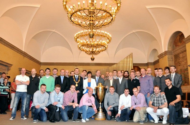 Jednu z posledních chvil, kdy vítězný tým letošního ročníku hokejové extraligy HC Škoda Plzeň byl na dlouhou dobu naposledy pohromadě, využilo vedení města a pozvalo hráče, trenéry a realizační tým na radnici, aby jim za jejich unikátní historické vítězství poděkovalo. (foto: 24.4.2013)