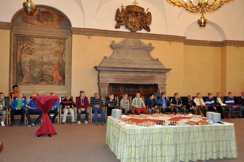 Podruhé v krátké době zněla na plzeňské radnici slova chvály a díků hokejistům, tentokrát mladšímu dorostu a osmičce. Obě mužstva mladých indiánů obsadila v letošní sezoně ve své kategorii druhé místo. Za úspěch jim poděkoval primátor Martin Baxa, radní pro sport Irena Rottová s poznámkou, že "být druhý není vůbec špatný", a radní pro bezpečnost Robert Houdek. (foto: 30.4.2013)