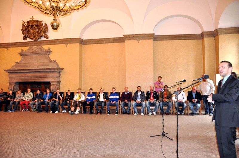 Podruhé v krátké době zněla na plzeňské radnici slova chvály a díků hokejistům, tentokrát mladšímu dorostu a osmičce. Obě mužstva mladých indiánů obsadila v letošní sezoně ve své kategorii druhé místo. Za úspěch jim poděkoval primátor Martin Baxa, radní pro sport Irena Rottová s poznámkou, že "být druhý není vůbec špatný", a radní pro bezpečnost Robert Houdek. (foto: 30.4.2013)