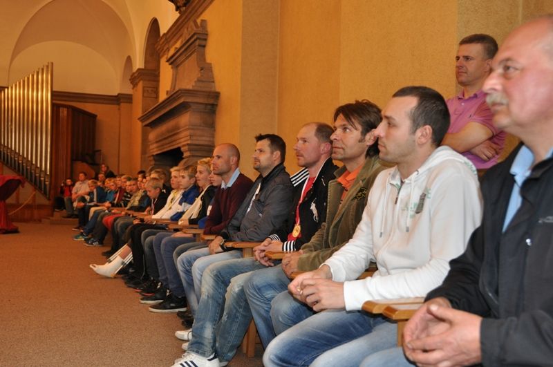 Podruhé v krátké době zněla na plzeňské radnici slova chvály a díků hokejistům, tentokrát mladšímu dorostu a osmičce. Obě mužstva mladých indiánů obsadila v letošní sezoně ve své kategorii druhé místo. Za úspěch jim poděkoval primátor Martin Baxa, radní pro sport Irena Rottová s poznámkou, že "být druhý není vůbec špatný", a radní pro bezpečnost Robert Houdek. (foto: 30.4.2013)