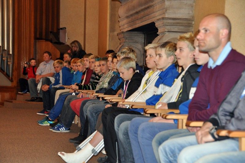 Podruhé v krátké době zněla na plzeňské radnici slova chvály a díků hokejistům, tentokrát mladšímu dorostu a osmičce. Obě mužstva mladých indiánů obsadila v letošní sezoně ve své kategorii druhé místo. Za úspěch jim poděkoval primátor Martin Baxa, radní pro sport Irena Rottová s poznámkou, že "být druhý není vůbec špatný", a radní pro bezpečnost Robert Houdek. (foto: 30.4.2013)
