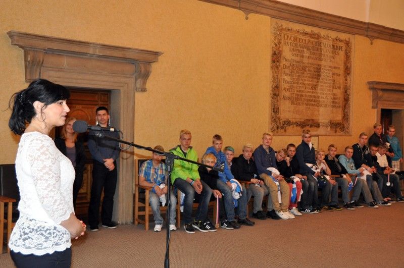 Podruhé v krátké době zněla na plzeňské radnici slova chvály a díků hokejistům, tentokrát mladšímu dorostu a osmičce. Obě mužstva mladých indiánů obsadila v letošní sezoně ve své kategorii druhé místo. Za úspěch jim poděkoval primátor Martin Baxa, radní pro sport Irena Rottová s poznámkou, že "být druhý není vůbec špatný", a radní pro bezpečnost Robert Houdek. (foto: 30.4.2013)