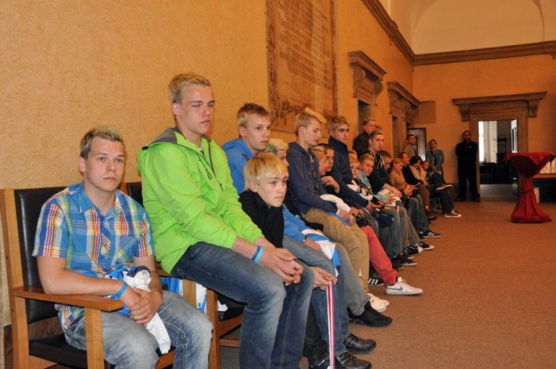 Podruhé v krátké době zněla na plzeňské radnici slova chvály a díků hokejistům, tentokrát mladšímu dorostu a osmičce. Obě mužstva mladých indiánů obsadila v letošní sezoně ve své kategorii druhé místo. Za úspěch jim poděkoval primátor Martin Baxa, radní pro sport Irena Rottová s poznámkou, že "být druhý není vůbec špatný", a radní pro bezpečnost Robert Houdek. (foto: 30.4.2013)