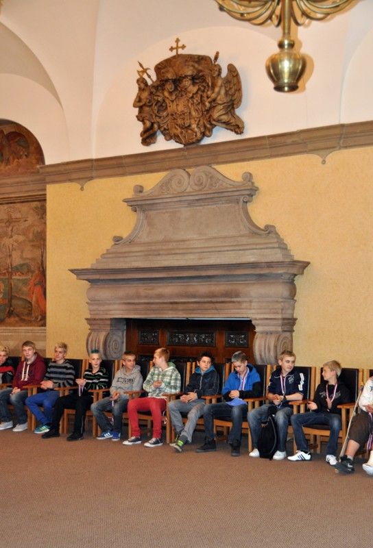 Podruhé v krátké době zněla na plzeňské radnici slova chvály a díků hokejistům, tentokrát mladšímu dorostu a osmičce. Obě mužstva mladých indiánů obsadila v letošní sezoně ve své kategorii druhé místo. Za úspěch jim poděkoval primátor Martin Baxa, radní pro sport Irena Rottová s poznámkou, že "být druhý není vůbec špatný", a radní pro bezpečnost Robert Houdek. (foto: 30.4.2013)