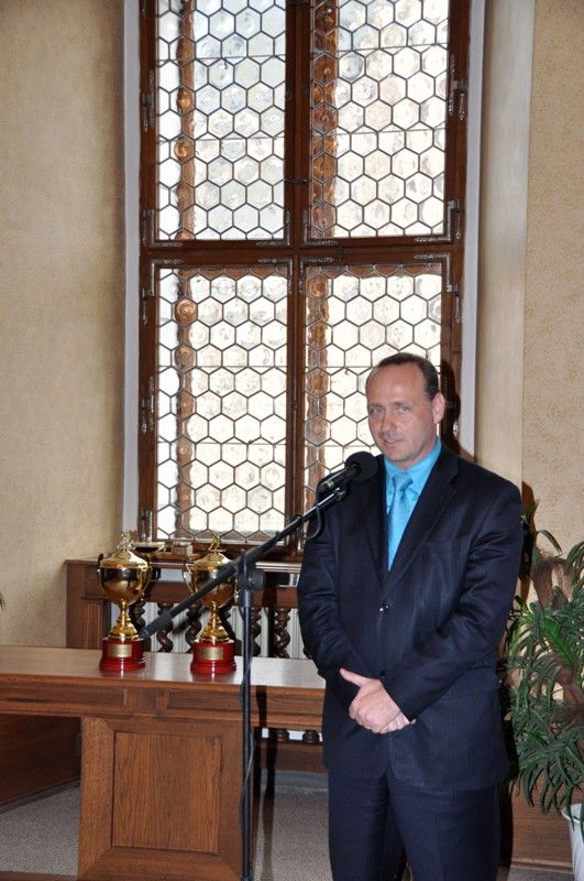 Podruhé v krátké době zněla na plzeňské radnici slova chvály a díků hokejistům, tentokrát mladšímu dorostu a osmičce. Obě mužstva mladých indiánů obsadila v letošní sezoně ve své kategorii druhé místo. Za úspěch jim poděkoval primátor Martin Baxa, radní pro sport Irena Rottová s poznámkou, že "být druhý není vůbec špatný", a radní pro bezpečnost Robert Houdek. (foto: 30.4.2013)