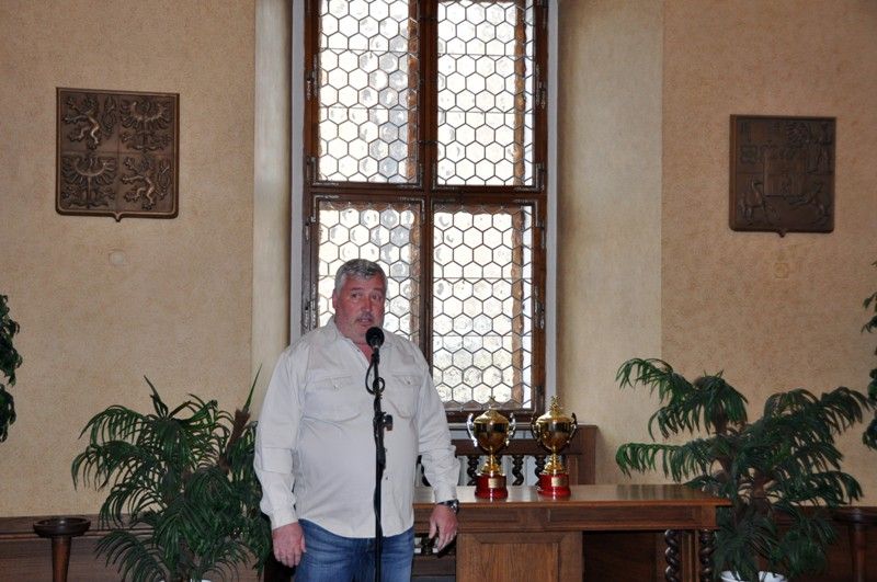 Podruhé v krátké době zněla na plzeňské radnici slova chvály a díků hokejistům, tentokrát mladšímu dorostu a osmičce. Obě mužstva mladých indiánů obsadila v letošní sezoně ve své kategorii druhé místo. Za úspěch jim poděkoval primátor Martin Baxa, radní pro sport Irena Rottová s poznámkou, že "být druhý není vůbec špatný", a radní pro bezpečnost Robert Houdek. (foto: 30.4.2013)