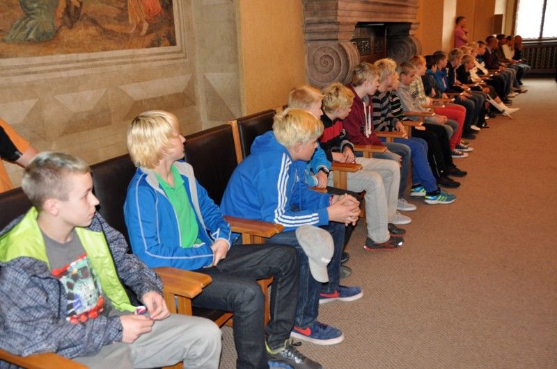 Podruhé v krátké době zněla na plzeňské radnici slova chvály a díků hokejistům, tentokrát mladšímu dorostu a osmičce. Obě mužstva mladých indiánů obsadila v letošní sezoně ve své kategorii druhé místo. Za úspěch jim poděkoval primátor Martin Baxa, radní pro sport Irena Rottová s poznámkou, že "být druhý není vůbec špatný", a radní pro bezpečnost Robert Houdek. (foto: 30.4.2013)