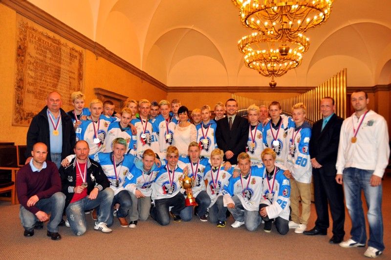 Podruhé v krátké době zněla na plzeňské radnici slova chvály a díků hokejistům, tentokrát mladšímu dorostu a osmičce. Obě mužstva mladých indiánů obsadila v letošní sezoně ve své kategorii druhé místo. Za úspěch jim poděkoval primátor Martin Baxa, radní pro sport Irena Rottová s poznámkou, že "být druhý není vůbec špatný", a radní pro bezpečnost Robert Houdek. (foto: 30.4.2013)