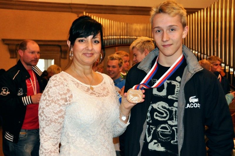 Podruhé v krátké době zněla na plzeňské radnici slova chvály a díků hokejistům, tentokrát mladšímu dorostu a osmičce. Obě mužstva mladých indiánů obsadila v letošní sezoně ve své kategorii druhé místo. Za úspěch jim poděkoval primátor Martin Baxa, radní pro sport Irena Rottová s poznámkou, že "být druhý není vůbec špatný", a radní pro bezpečnost Robert Houdek. (foto: 30.4.2013)