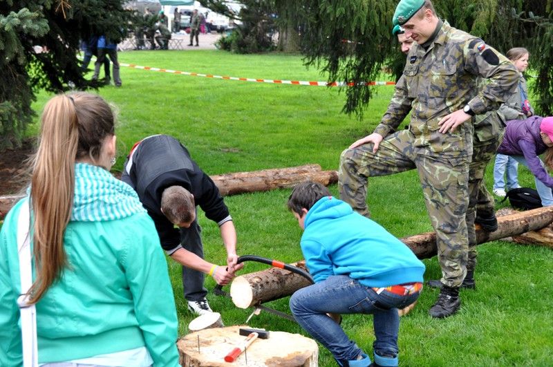 Slavnosti svobody 2013 - V areálu za Plazou je k vidění vojenská technika i ukázky z činnosti vojáků