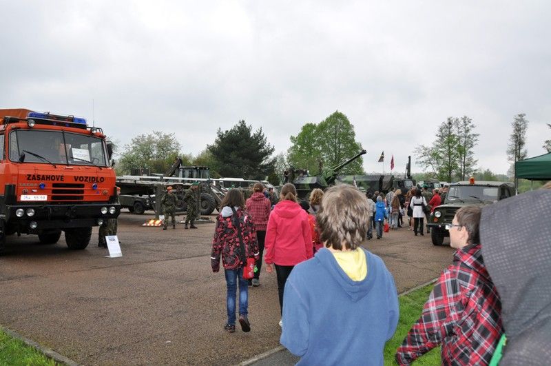 Salva z repliky historického kanonu za asistence poručice a desátníka oficiálně zahájila prezentační akci Armády České republiky Týden s armádou, která je součástí letošních oslav osvobození. „Tato akce je příspěvkem Armády České republiky k významnému datu, kterým je tady v Plzni 6. květen, kdy bylo město osvobozeno americkou armádou. Spolupráce s touto armádou si vážíme i v současné době, kdy se společně podílíme na akcích NATO a při společných zahraničních operacích,“ uvedl při zahájení v pátek 3. května 2013 první náměstek ministra obrany Daniel Koštoval.