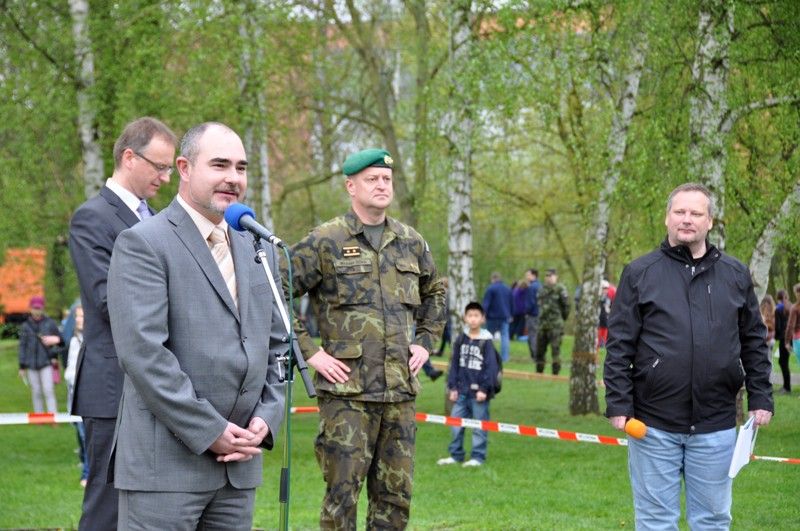 Salva z repliky historického kanonu za asistence poručice a desátníka oficiálně zahájila prezentační akci Armády České republiky Týden s armádou, která je součástí letošních oslav osvobození. „Tato akce je příspěvkem Armády České republiky k významnému datu, kterým je tady v Plzni 6. květen, kdy bylo město osvobozeno americkou armádou. Spolupráce s touto armádou si vážíme i v současné době, kdy se společně podílíme na akcích NATO a při společných zahraničních operacích,“ uvedl při zahájení v pátek 3. května 2013 první náměstek ministra obrany Daniel Koštoval.