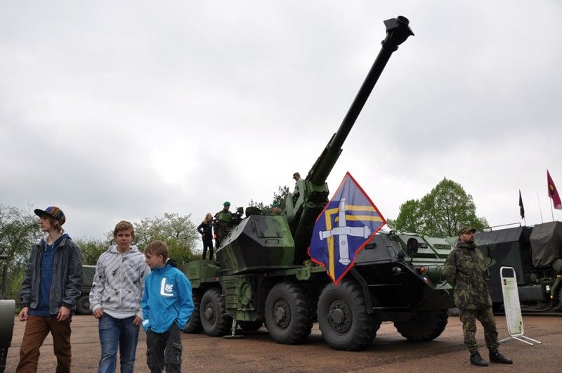 Salva z repliky historického kanonu za asistence poručice a desátníka oficiálně zahájila prezentační akci Armády České republiky Týden s armádou, která je součástí letošních oslav osvobození. „Tato akce je příspěvkem Armády České republiky k významnému datu, kterým je tady v Plzni 6. květen, kdy bylo město osvobozeno americkou armádou. Spolupráce s touto armádou si vážíme i v současné době, kdy se společně podílíme na akcích NATO a při společných zahraničních operacích,“ uvedl při zahájení v pátek 3. května 2013 první náměstek ministra obrany Daniel Koštoval.