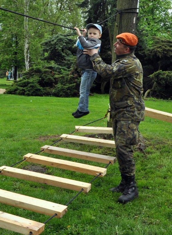 Salva z repliky historického kanonu za asistence poručice a desátníka oficiálně zahájila prezentační akci Armády České republiky Týden s armádou, která je součástí letošních oslav osvobození. „Tato akce je příspěvkem Armády České republiky k významnému datu, kterým je tady v Plzni 6. květen, kdy bylo město osvobozeno americkou armádou. Spolupráce s touto armádou si vážíme i v současné době, kdy se společně podílíme na akcích NATO a při společných zahraničních operacích,“ uvedl při zahájení v pátek 3. května 2013 první náměstek ministra obrany Daniel Koštoval.