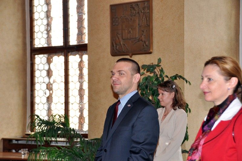 První oficiální setkání belgických a amerických veteránů s primátorem Martinem Baxou a náměstkyní Evou Herinkovou na plzeňské radnici bylo srdečné, plné vřelých objetí. (foto: 3.5.2013)