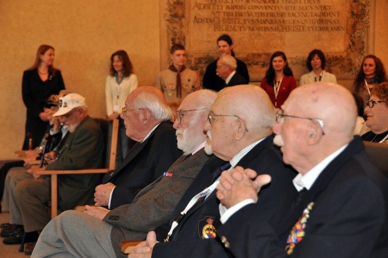 První oficiální setkání belgických a amerických veteránů s primátorem Martinem Baxou a náměstkyní Evou Herinkovou na plzeňské radnici bylo srdečné, plné vřelých objetí. (foto: 3.5.2013)