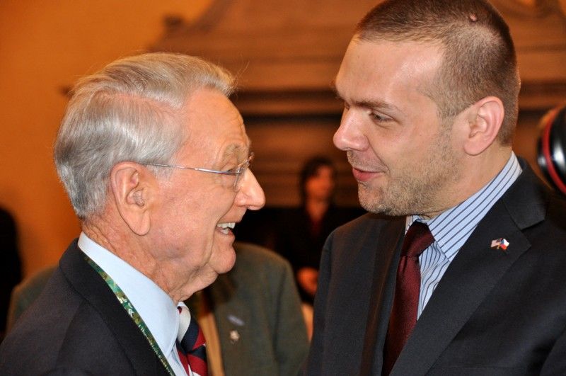 První oficiální setkání belgických a amerických veteránů s primátorem Martinem Baxou a náměstkyní Evou Herinkovou na plzeňské radnici bylo srdečné, plné vřelých objetí. (foto: 3.5.2013)