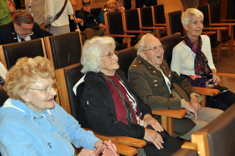 První oficiální setkání belgických a amerických veteránů s primátorem Martinem Baxou a náměstkyní Evou Herinkovou na plzeňské radnici bylo srdečné, plné vřelých objetí. (foto: 3.5.2013)