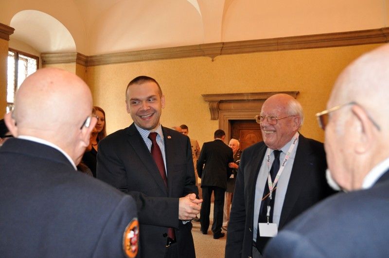 První oficiální setkání belgických a amerických veteránů s primátorem Martinem Baxou a náměstkyní Evou Herinkovou na plzeňské radnici bylo srdečné, plné vřelých objetí. (foto: 3.5.2013)