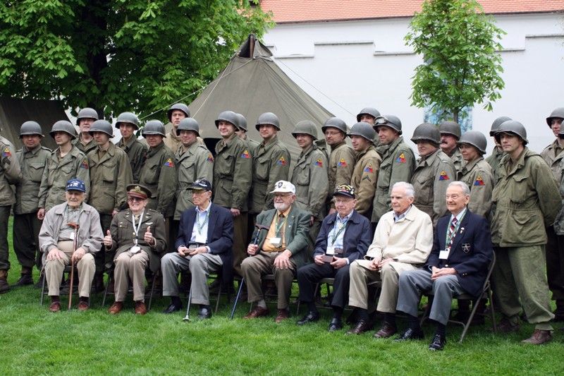 Zavzpomínat na atmosféru plzeňských ulic května roku 1945 se vydali v pátek 3.5.2013 dopoledne američtí veteráni, kteří se letos účastní oslav osvobození. (foto: H. Prokopová)