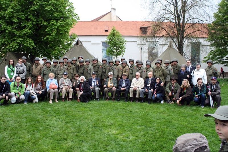 Zavzpomínat na atmosféru plzeňských ulic května roku 1945 se vydali v pátek 3.5.2013 dopoledne američtí veteráni, kteří se letos účastní oslav osvobození. (foto: H. Prokopová)