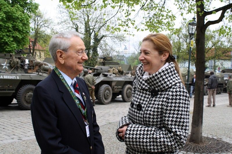 Zavzpomínat na atmosféru plzeňských ulic května roku 1945 se vydali v pátek 3.5.2013 dopoledne američtí veteráni, kteří se letos účastní oslav osvobození. (foto: H. Prokopová)