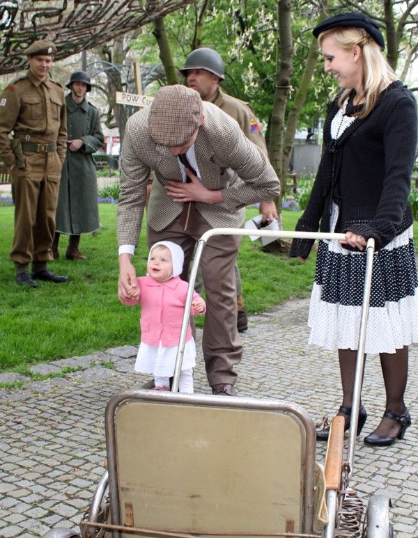 Zavzpomínat na atmosféru plzeňských ulic května roku 1945 se vydali v pátek 3.5.2013 dopoledne američtí veteráni, kteří se letos účastní oslav osvobození. (foto: H. Prokopová)