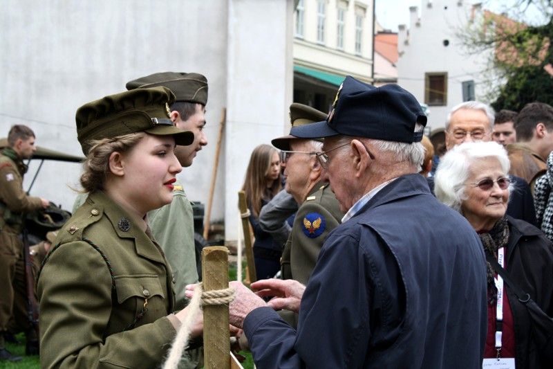 Zavzpomínat na atmosféru plzeňských ulic května roku 1945 se vydali v pátek 3.5.2013 dopoledne američtí veteráni, kteří se letos účastní oslav osvobození. (foto: H. Prokopová)
