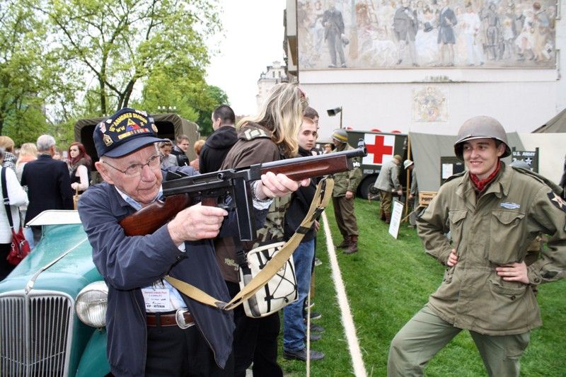 Slavnosti svobody 2013 - Američtí veteráni si prohlédli dobové kempy v Proluce