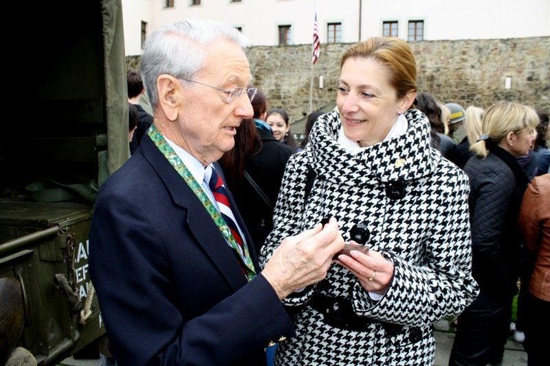 Zavzpomínat na atmosféru plzeňských ulic května roku 1945 se vydali v pátek 3.5.2013 dopoledne američtí veteráni, kteří se letos účastní oslav osvobození. (foto: H. Prokopová)