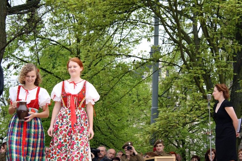 Silonky s podvazky, pumpky nebo bekovka - nezbytný doplněk každého mladého muže. Na dobové přehlídce módy 30. a 40. let, která se konala dnes odpoledne v Křižíkových sadech, nechyběla upravená děvčata vyhlížející své osvoboditele, stydlivý učitel přírodopisu, ani dva trampové, které sem zabloudili cestou na Šumavu. Předváděli se zde modely nejen jarní a letní, ale také sportovní a modely pro nadcházející sezonu podzim/zima 1945. (foto: Z. Kubalová)