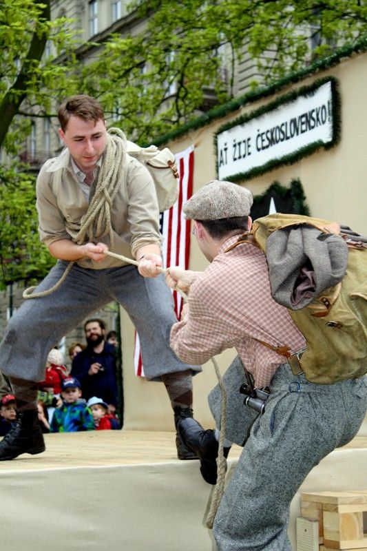 Silonky s podvazky, pumpky nebo bekovka - nezbytný doplněk každého mladého muže. Na dobové přehlídce módy 30. a 40. let, která se konala dnes odpoledne v Křižíkových sadech, nechyběla upravená děvčata vyhlížející své osvoboditele, stydlivý učitel přírodopisu, ani dva trampové, které sem zabloudili cestou na Šumavu. Předváděli se zde modely nejen jarní a letní, ale také sportovní a modely pro nadcházející sezonu podzim/zima 1945. (foto: Z. Kubalová)
