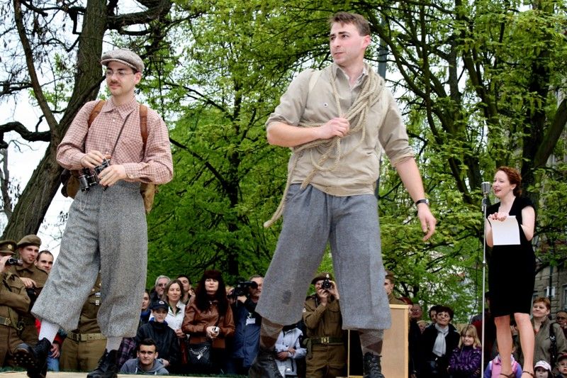 Silonky s podvazky, pumpky nebo bekovka - nezbytný doplněk každého mladého muže. Na dobové přehlídce módy 30. a 40. let, která se konala dnes odpoledne v Křižíkových sadech, nechyběla upravená děvčata vyhlížející své osvoboditele, stydlivý učitel přírodopisu, ani dva trampové, které sem zabloudili cestou na Šumavu. Předváděli se zde modely nejen jarní a letní, ale také sportovní a modely pro nadcházející sezonu podzim/zima 1945. (foto: Z. Kubalová)