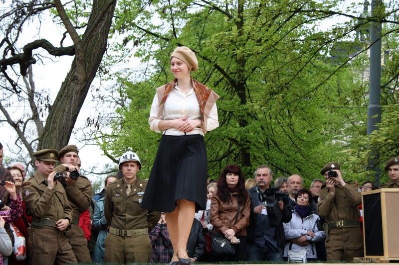 Silonky s podvazky, pumpky nebo bekovka - nezbytný doplněk každého mladého muže. Na dobové přehlídce módy 30. a 40. let, která se konala dnes odpoledne v Křižíkových sadech, nechyběla upravená děvčata vyhlížející své osvoboditele, stydlivý učitel přírodopisu, ani dva trampové, které sem zabloudili cestou na Šumavu. Předváděli se zde modely nejen jarní a letní, ale také sportovní a modely pro nadcházející sezonu podzim/zima 1945. (foto: Z. Kubalová)