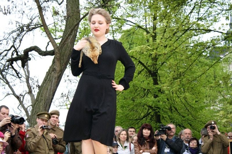 Silonky s podvazky, pumpky nebo bekovka - nezbytný doplněk každého mladého muže. Na dobové přehlídce módy 30. a 40. let, která se konala dnes odpoledne v Křižíkových sadech, nechyběla upravená děvčata vyhlížející své osvoboditele, stydlivý učitel přírodopisu, ani dva trampové, které sem zabloudili cestou na Šumavu. Předváděli se zde modely nejen jarní a letní, ale také sportovní a modely pro nadcházející sezonu podzim/zima 1945. (foto: Z. Kubalová)