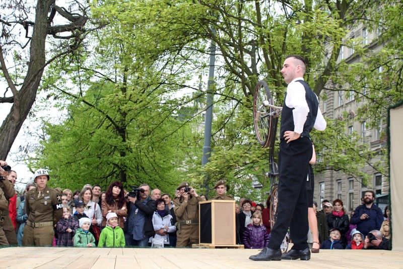 Silonky s podvazky, pumpky nebo bekovka - nezbytný doplněk každého mladého muže. Na dobové přehlídce módy 30. a 40. let, která se konala dnes odpoledne v Křižíkových sadech, nechyběla upravená děvčata vyhlížející své osvoboditele, stydlivý učitel přírodopisu, ani dva trampové, které sem zabloudili cestou na Šumavu. Předváděli se zde modely nejen jarní a letní, ale také sportovní a modely pro nadcházející sezonu podzim/zima 1945. (foto: Z. Kubalová)