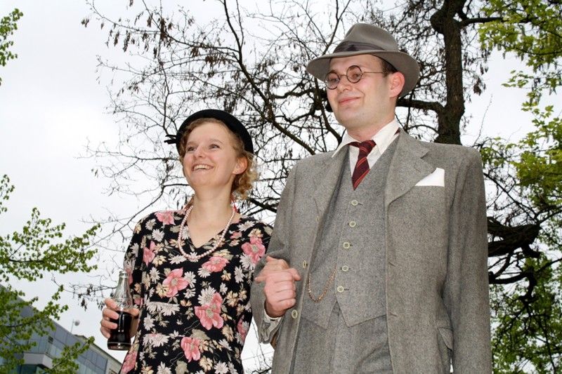 Slavnosti svobody 2013 - Dobová módní přehlídka přilákala do Křižíkových sadů mnoho lidí