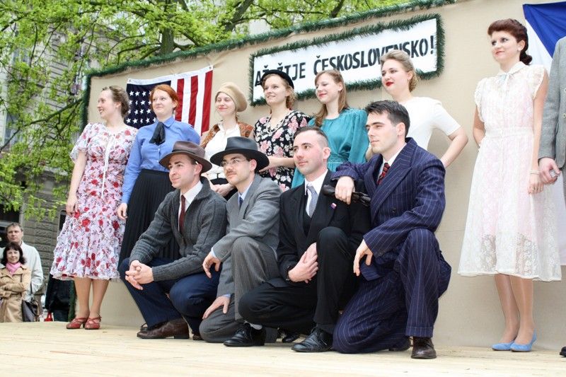 Silonky s podvazky, pumpky nebo bekovka - nezbytný doplněk každého mladého muže. Na dobové přehlídce módy 30. a 40. let, která se konala dnes odpoledne v Křižíkových sadech, nechyběla upravená děvčata vyhlížející své osvoboditele, stydlivý učitel přírodopisu, ani dva trampové, které sem zabloudili cestou na Šumavu. Předváděli se zde modely nejen jarní a letní, ale také sportovní a modely pro nadcházející sezonu podzim/zima 1945. (foto: Z. Kubalová)