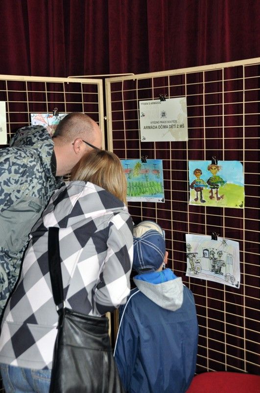 Jak vidí armádu děti, představují obrázky v kulturním domě Peklo. Malovaly se v plzeňských mateřských školách a celkem se jich sešlo téměř pět set. Ty nejlepší autory ocenili zástupci armády a města na vernisáži v sobotu 4. května. Hodnotila se především fantazie, se kterou děti ke kreslení přistupovaly. (foto: 4.5.2013, Z. Kubalová)
