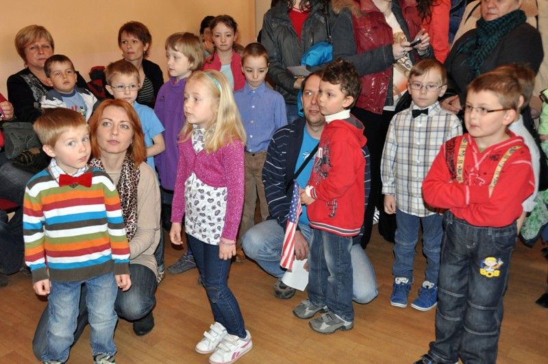 Jak vidí armádu děti, představují obrázky v kulturním domě Peklo. Malovaly se v plzeňských mateřských školách a celkem se jich sešlo téměř pět set. Ty nejlepší autory ocenili zástupci armády a města na vernisáži v sobotu 4. května. Hodnotila se především fantazie, se kterou děti ke kreslení přistupovaly. (foto: 4.5.2013, Z. Kubalová)