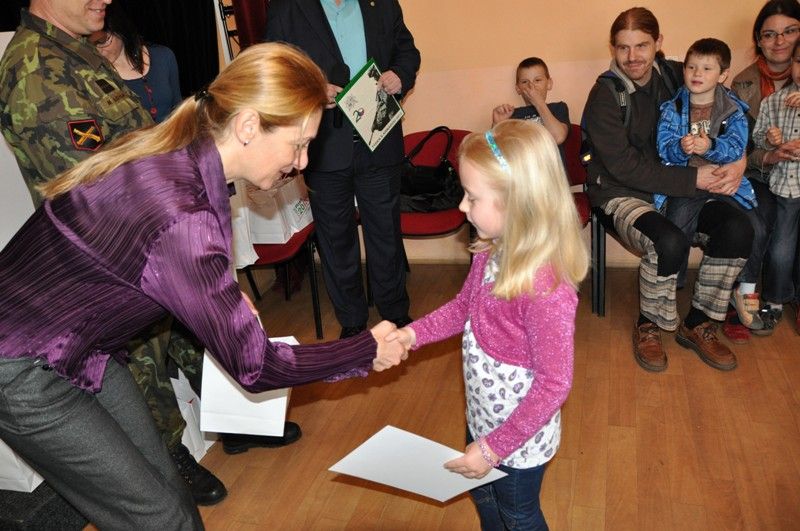 Jak vidí armádu děti, představují obrázky v kulturním domě Peklo. Malovaly se v plzeňských mateřských školách a celkem se jich sešlo téměř pět set. Ty nejlepší autory ocenili zástupci armády a města na vernisáži v sobotu 4. května. Hodnotila se především fantazie, se kterou děti ke kreslení přistupovaly. (foto: 4.5.2013, Z. Kubalová)