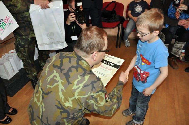 Slavnosti svobody 2013 - Armádu očima dětí představují obrázky v Pekle