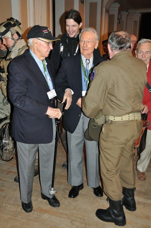 Příběhy amerických veteránů, z nichž mnohé už byly interpretovány, si přišlo (4.5.2013) do kulturního domu Peklo poslechnout na čtyři sta Plzeňanů. Potlesk, dojetí provázelo téměř dvě hodiny vyprávění. Poprvé se tradičního setkání zúčastnili veteráni 26. pěší divize, takzvané Yankee, která osvobozovala převážně na jihu Čech, a přání potkat se s těmito statečnými muži se splnilo i Jiřímu Schamsovi, českému veteránovi z Afganistánu. (foto: Z. Kubalová)