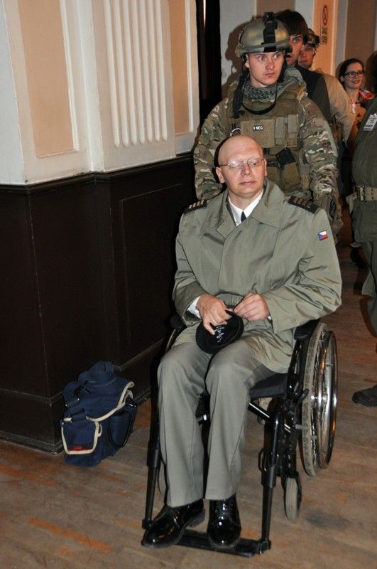 Příběhy amerických veteránů, z nichž mnohé už byly interpretovány, si přišlo (4.5.2013) do kulturního domu Peklo poslechnout na čtyři sta Plzeňanů. Potlesk, dojetí provázelo téměř dvě hodiny vyprávění. Poprvé se tradičního setkání zúčastnili veteráni 26. pěší divize, takzvané Yankee, která osvobozovala převážně na jihu Čech, a přání potkat se s těmito statečnými muži se splnilo i Jiřímu Schamsovi, českému veteránovi z Afganistánu. (foto: Z. Kubalová)