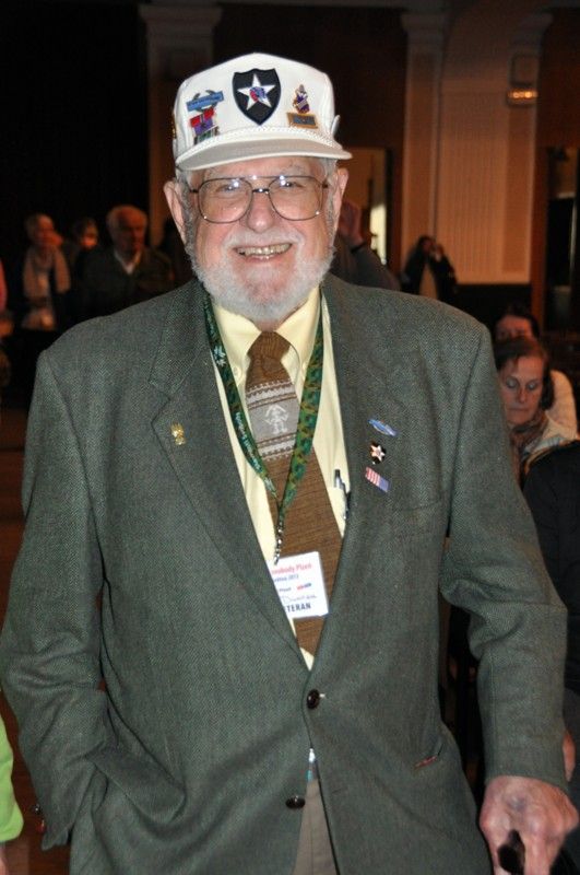 Příběhy amerických veteránů, z nichž mnohé už byly interpretovány, si přišlo (4.5.2013) do kulturního domu Peklo poslechnout na čtyři sta Plzeňanů. Potlesk, dojetí provázelo téměř dvě hodiny vyprávění. Poprvé se tradičního setkání zúčastnili veteráni 26. pěší divize, takzvané Yankee, která osvobozovala převážně na jihu Čech, a přání potkat se s těmito statečnými muži se splnilo i Jiřímu Schamsovi, českému veteránovi z Afganistánu. (foto: Z. Kubalová)