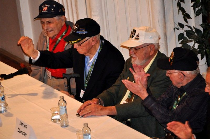 Příběhy amerických veteránů, z nichž mnohé už byly interpretovány, si přišlo (4.5.2013) do kulturního domu Peklo poslechnout na čtyři sta Plzeňanů. Potlesk, dojetí provázelo téměř dvě hodiny vyprávění. Poprvé se tradičního setkání zúčastnili veteráni 26. pěší divize, takzvané Yankee, která osvobozovala převážně na jihu Čech, a přání potkat se s těmito statečnými muži se splnilo i Jiřímu Schamsovi, českému veteránovi z Afganistánu. (foto: Z. Kubalová)