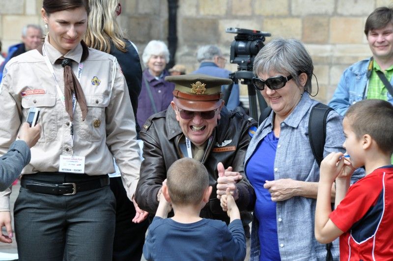 Medaili cti a tisíc amerických dolarů získala letošní držitelka Čestného stipendia generála George S. Pattona, studentka Adéla Tanzerová. (foto: 4.5.2013)