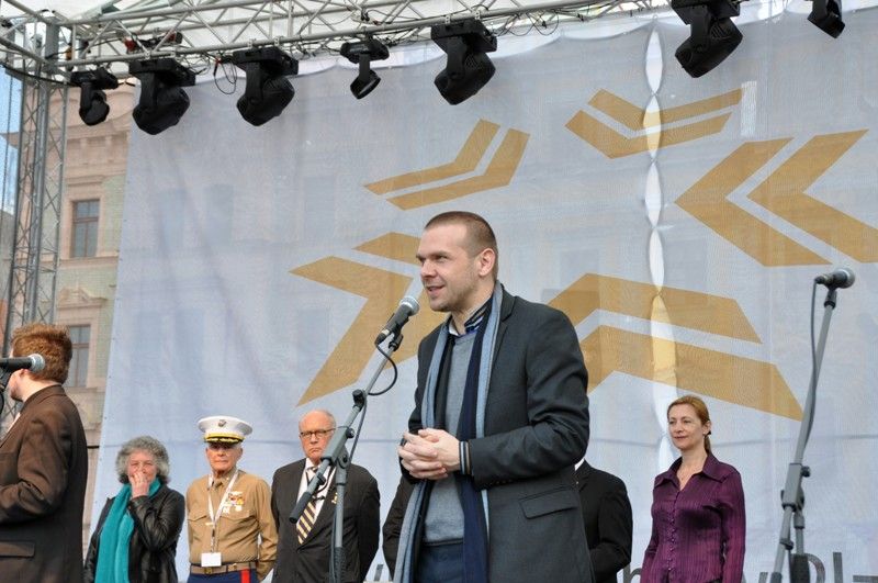 Medaili cti a tisíc amerických dolarů získala letošní držitelka Čestného stipendia generála George S. Pattona, studentka Adéla Tanzerová. (foto: 4.5.2013)